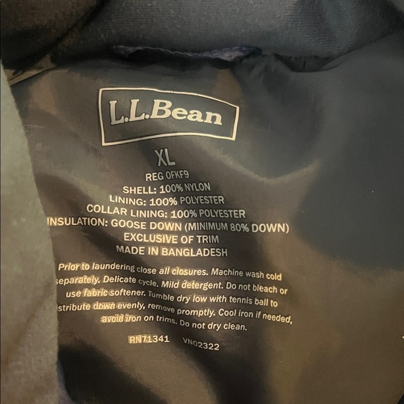 L.L. Bean Men's Dark Blue Puffer Vest - Picture 2 of 2